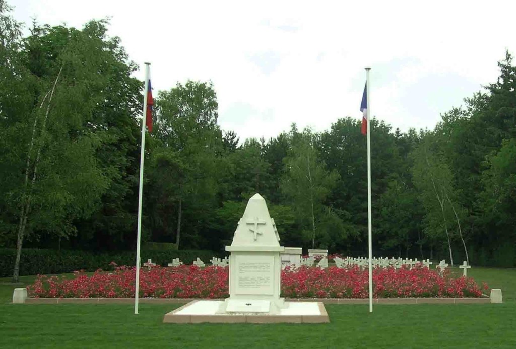 Monument aux morts du cimetière de Saint-Hilaire-le-grand